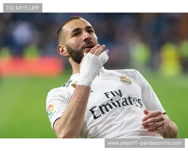 足球球星舔嘴唇瞬间成焦点 网友热议背后含义与魅力展现